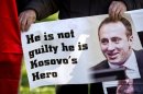 Un simpatizante del exprimer ministro kosovar Ramush Haradinaj, este jueves ante el TPI en La Haya