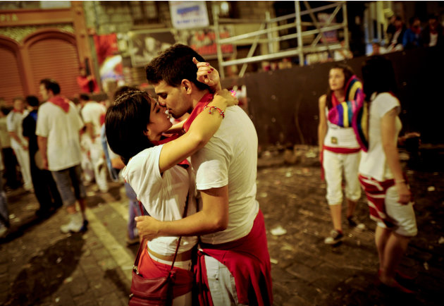 7. قبلة قبل الجولة الثانية من مهرجان سان فيرمين للثيران، في بامبلونا، أسبانيا الشمالية في 8 يوليو، 2012.