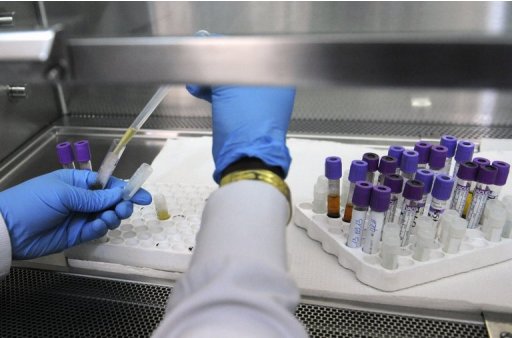Técnico trabalha com amostras de HIV em laboratório de Abidjan, Costa do Marfim, 13 de setembro de 2013