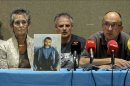 Los representantes del movimiento a favor de los derechos de los presos de ETA Herrira Mariasun Pagoaga (2 i) e Iñaki Olasolo (2 d), durante la rueda de prensa que ofrecieron hoy en San Sebastián. EFE
