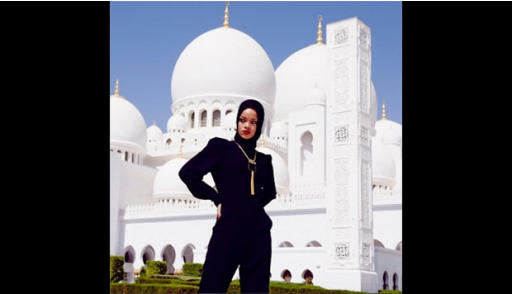 Berjilbab, Rihanna Berfoto di Mesjid Abu Dhabi  