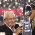 El dueño de los Ravens de Baltimore, Art Modell, posa con el trofeo Vince Lombardi tras ganar el Super Bowl el 28 de enero de 2011 en Tampa, Florida. Modell falleció el jueves, 26 de septiembre de 2012. (AP Photo/Dave Martin, File)