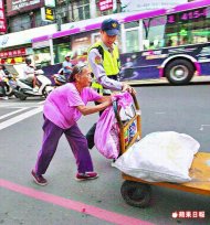 《蘋果》日前直擊警員王俊智（右）協助行動緩慢的葉姓阿嬤（左）過馬路。李俊淇攝