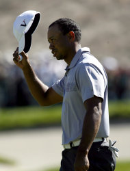 El estadounidense Tiger Woods concluye su ronda en el noveno hoyo durante la segunda vuelta del torneo de golf Abierto Frys.Com, en San Martin, California, el viernes 7 de octubre de 2011. (AP foto/Dino Vournas)
