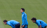 El argentino Gonzalo Higuaín, a la izquierda, Alvaro Arbeloa, en el medio, y Marcelo durante un entrenamiento del Real Madrid el lunes 17 de octubre de 2011. Real Madrid enfrentará el martes al Lyon en la Liga de Campeones. (AP Foto/Paul White)