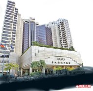 台北君悅飯店被外國旅遊網站選為全球10大鬧鬼旅館之一，據說飯店大廳的巨幅符咒有鎮邪作用（下圖）。沈君帆攝