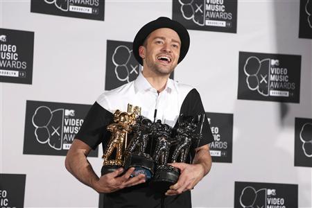 Justin Timberlake poses with his multiple Moonman awards during the 2013 MTV Video Music Awards in New York August 25, 2013. REUTERS/Carlo Allegri