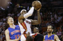 El jugador del Heat de Miami, LeBron James (6), intenta un tiro ante la defensa de Detroit el viernes, 22 de marzo de 2013, en Miami. (AP Photo/J Pat Carter)