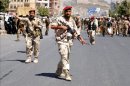 Varios soldados yemeníes vigilan en una calle cercana a la residencia del nuevo presidente del país, Abdo Rabo Mansur Hadi. EFE/Archivo