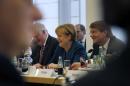 La canciller de Alemania, Angela Merkel, al centro, conversa con representantes de los socialdemócratas en Berlín, Alemania, el miércoles 23 de octubre de 2013, al comenzar las negociaciones para la coalición de gobierno. En el ámbito externo, Merkel se ha abstenido de censurar el espionaje de Estados Unidos a los aliados europeos de Washington. (AP Foto/Michael Sohn)