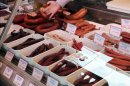 Salchichas de carne de caballo son puestas a la venta en una carnicería de carne de caballo en Múnich (Alemania). EFE/Archivo