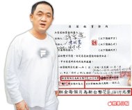 《壹週刊》報導馬吳嘉義競選總部由組頭陳盈助（左圖）提供，總部主委拿契約指有付租金（右圖，徐彩媚攝）。