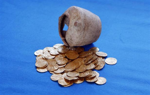 Koin emas dan kendi keramik ditemukan di reruntuhan Arsuf, 15 km dari Tel Aviv, 9 Juli 2012. Koin emas berusia 1000 tahun ini ditemukan di salah satu tempat terjadinya Perang Salib.