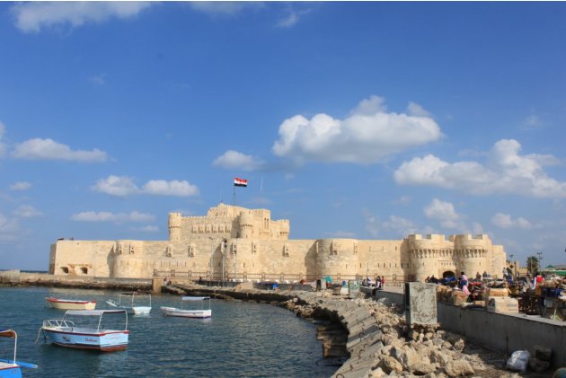 Qaitbay Citadel, Alexandria  Pháo đài Qaitbay được xây dựng vào thế kỷ 15, trên nền những gì còn sót lại của một trong những kì quan của thế giới cổ đại: Ngọn hải đăng Alexandria nằm trên đảo Pharos. 