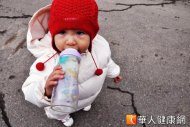 除了從體重觀察寶寶喝的奶量是否足夠，也要多多觀察寶寶的情緒，以及身體狀況。（攝影／黃志文）
