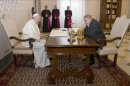 El papa Francisco durante la audiencia que hoy ha celebrado con el presidente de Uruguay, Jose Mújica, en el Vaticano. EFE