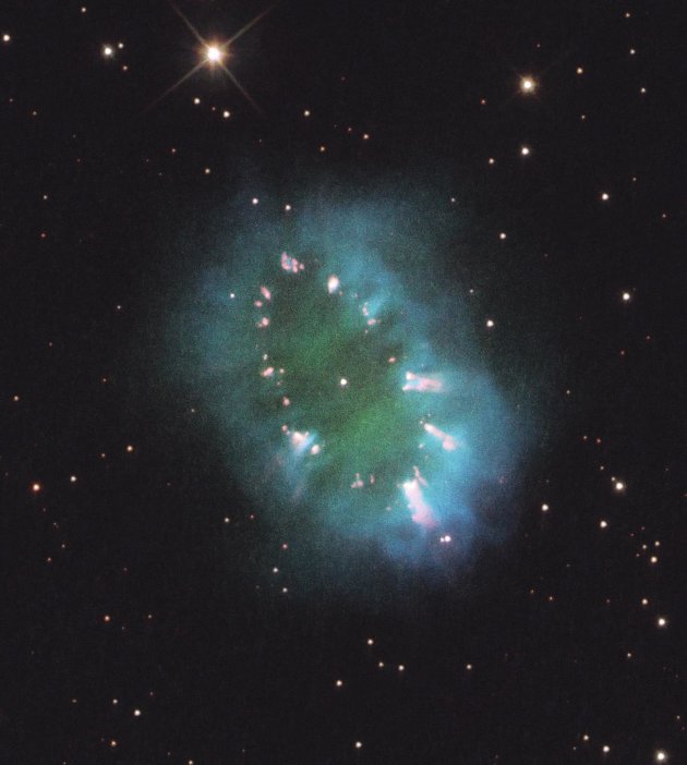 La 'Nebulosa della collanna', un gigantesco gioiello cosmico tra i più belli mai forografati da Hubble. L'immagine è stata diffusa dalla Nasa nel corso del 2011.