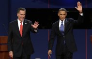 El candidato presidencial republicano Mitt Romney y el presidente Barack Obama saludan a la audiencia durante el primer debate presidencial de esta campaña en la Universidad de Denver, el miércoles 3 de octubre de 2012, en Denver. (Foto AP/Charlie Neibergall)