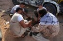 Fuerzas regulares libias preparan municiones. EFE/Archivo