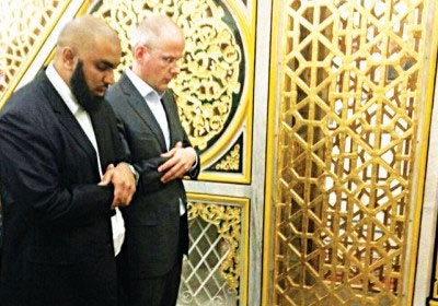 أحد منتجي الفيلم المسيء للنبي يعتنق الإسلام ويبكي «ندما» عند قبر الرسول . Arnaud-Fandor-1540-jpg_123120