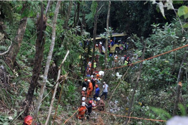 Malaysian emergency services personnel work to rescue passengers near the Genting Highlands on August 21, 2013