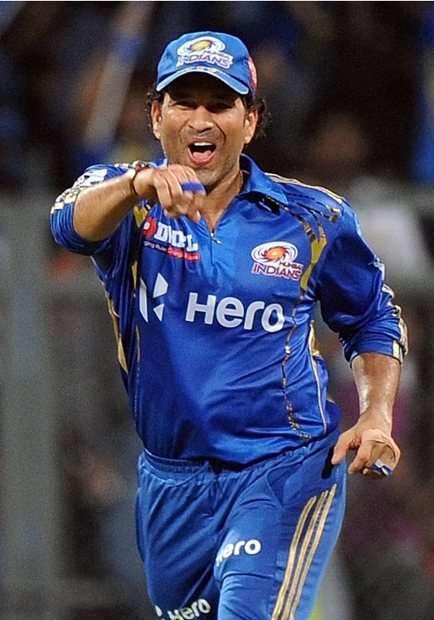 Mumbai Indians player Sachin Tendulkar r