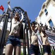 Χάος στο ισπανικό κοινοβούλιο με την εισβολή των Femen! (VIDEO)