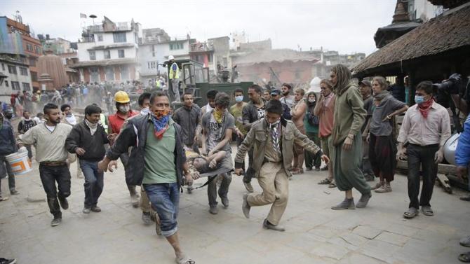 . Kathmandu (Nepal), 25/04/2015.- A group of men carry a person on a stretcher after a powerful earthquake caused serious damage in Kathmandu, Nepal, 25 April 2015. At least around 600 people have been killed and hundreds of others injured in a 7.9-magnitude earthquake in Nepal, according to the country's Interior Ministry. People were being rescued from the rubble of collapsed buildings. Temples have crumbled all over the city, and houses and walls have collapsed. (Terremoto/sismo) EFE/EPA/NARENDRA SHRESTHA