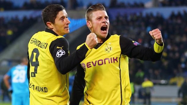 Robert Lewandowski (L) of Dortmund celebrates his team's third goal with team mate Lukas Piszczek (Getty Images)