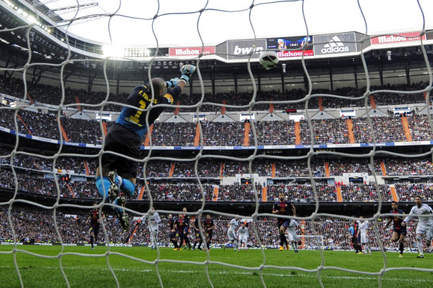 Valdés em ação pelo Barcelona