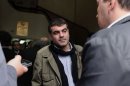 El periodista griego Costas Vaxevanis, de 46 años de edad, rodeado de compañeros antes del juicio contra él, el jueves