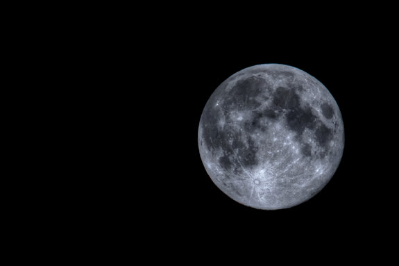 Blue Moon Wows Observers Around the World (Photos)