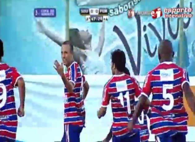 Gabirel chama os companheiros para comemorar seu gol contra o Sousa