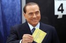 L'ex premier Silvio Berlusconi al seggio elettorale domenica scorsa