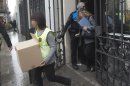 Agentes de los Mossos d'Esquadra salen del Ayuntamiento de Sabadell con cajas en el transcurso de los registros. EFE/Archivo