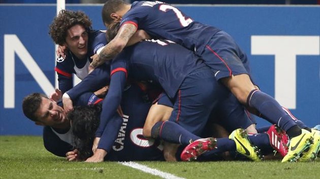 Paris St-Germain's Edinson Cavani celebrates with team mates after scoring a late winner (Reuters)