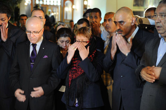 الجزائريون يلقون النظرة الأخيرة على جثمان وردة قبل دفنه 5-jpg_074746