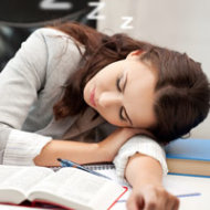 Tidur Saat Jam Makan Siang Tingkatkan Produktivitas Kerja