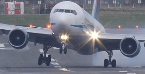 Video Of Planes Rough Landing Goes Viral Trending Now Yahoo News