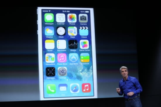 由蘋果首席工程師克雷格•費德里吉上台介紹iOS 7