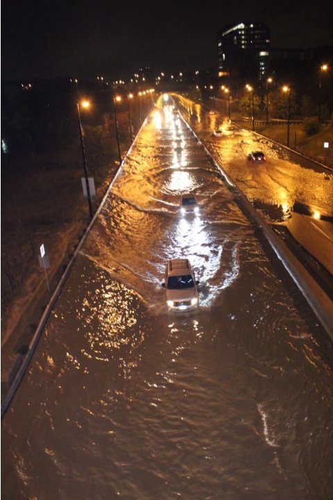 Southbound DVP now fully closed in #Toronto. Flooding. #sl pic.twitter.com/gxB6fT16Cu