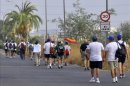 Integrantes de la Asociación de Víctimas del Terrorismo que protagonizan ayer en Murcia la primera de sus "Marchas por la justicia", en la que recorren a pie los 24 kilómetros que separan las cárceles murcianas de Sangonera la Verde y Campos del Río, donde cumplen condena once presos de ETA. EFE
