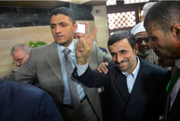 وقبل بدء الاجتماع، اشار احمدي نجاد بعلامة النصر امام الصحفيين.