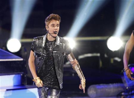 O cantor Justin Bieber se apresenta durante o Teen Choice Awards 2012, em Universal City, nos Estados Unidos, no domingo. 22/07/2012 REUTERS/Mario Anzuoni