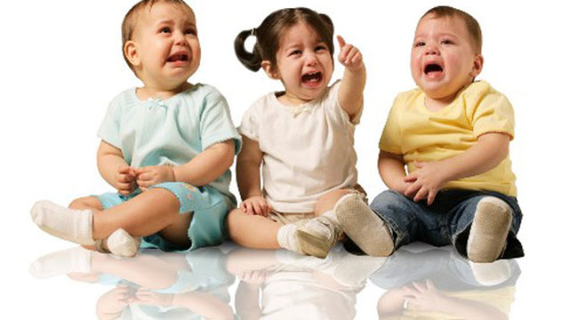 بكاء الطفل فى مراحله العمرية المختلفة وكيفية التعامل معه 366265