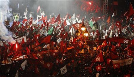 الاف يتجمعون لدعم الحكومة التونسية 2013-08-04T001932Z_1_ACAE97300WM00_RTROPTP_2_OEGTP-TUNISIA-CRISIS-AS2