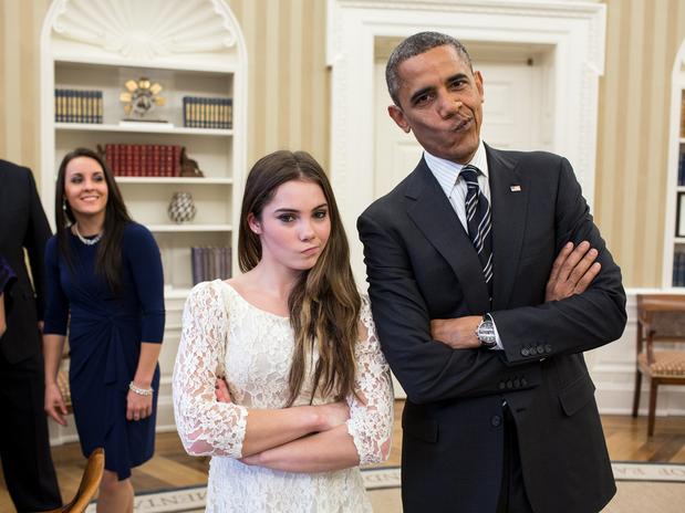 Obama recebe atletas na Casa Branca e imita pose de ginasta “não impressionada” [+lol][+Obama sempre de brinks com a galere] Obamaginasta