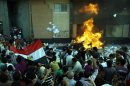 Varios detractores del presidente de Egipto, Mohamed Mursi, prenden fuego a la oficina de la hermandad musulmana en Alejandría, Egipto. EFE/Archivo