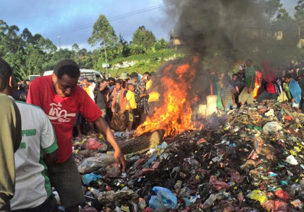 Des villageois ont brûlé vivante une femme qu'ils accusaient de sorcellerie, le 7 février 2013 en Papouasie-Nouvelle-Guinée., THE POST COURIER / AFP