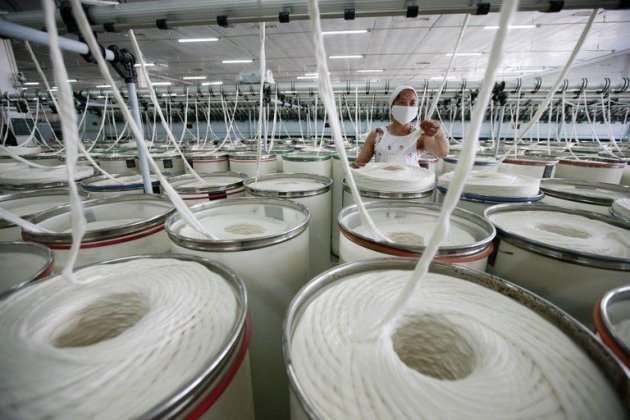 Une ouvrière le 10 avril 2013 dans une usine textile à Huaibei, dans la province centrale d'Anhui, en Chine.